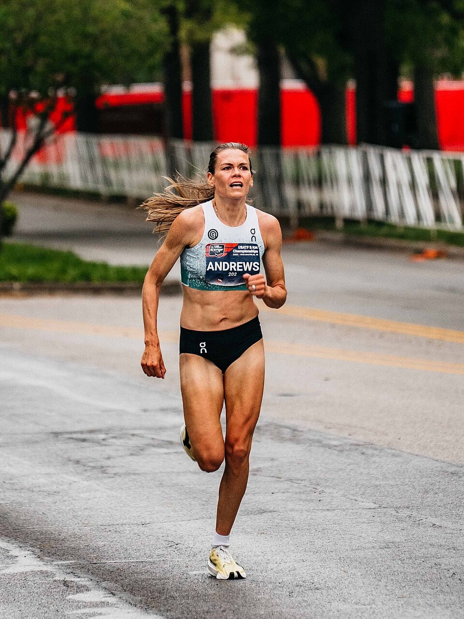 Een atlete die zich voorbereidt op een training met de juiste sportkleding.